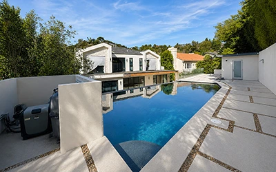 Luxury swimming pool and spa integrated into a Los Angeles backyard by R Builders