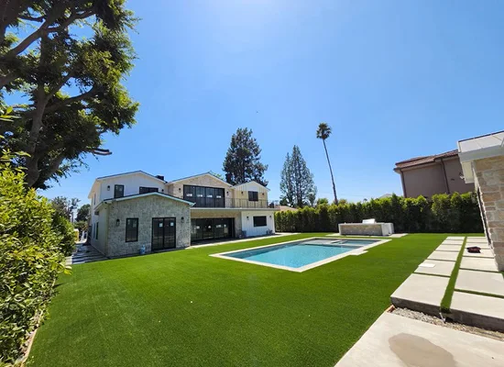 Modern Los Angeles residence and pool illustrating architectural design by R Builders